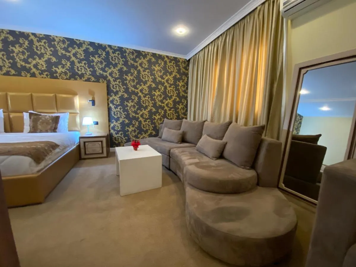 Hotel Deluxe Тирана