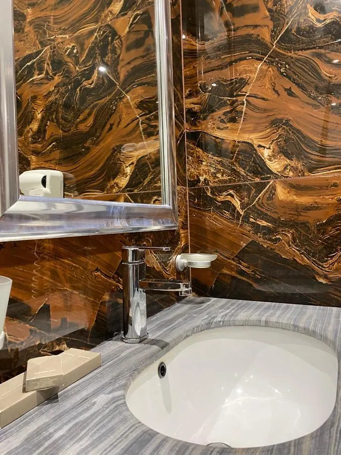 Hotel Deluxe Тирана Албания