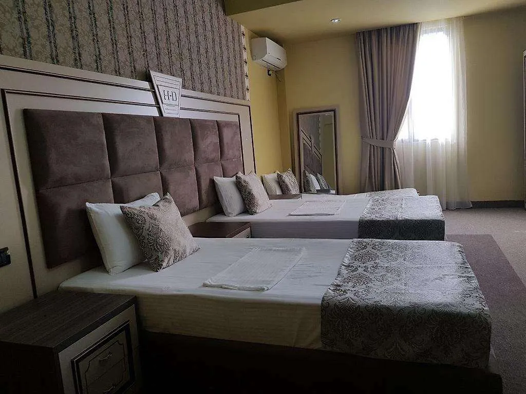 Hotel Deluxe Тирана